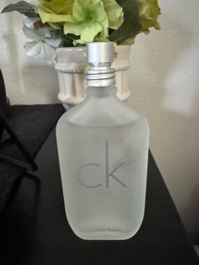Calvin Klein frosted bottle with silver cap (clear/silver)